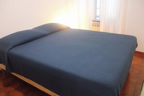 2 bedrooms, desk, iron/ironing board, bed sheets