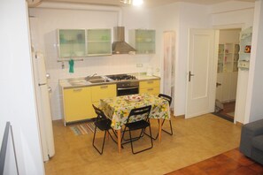 Réfrigérateur, un four, surface de cuisson, lave-vaisselle