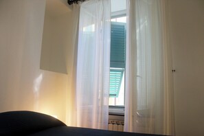 2 bedrooms, desk, iron/ironing board, bed sheets