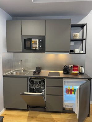 雪櫃、微波爐、爐具、洗碗機