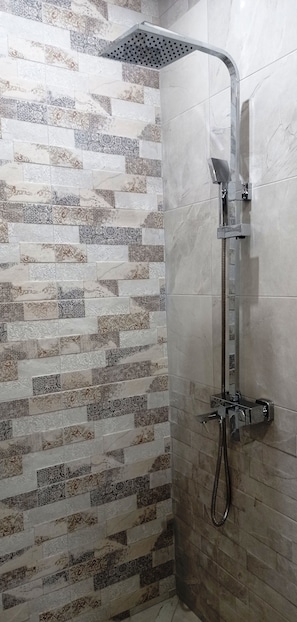 Een douche, een haardroger, handdoeken
