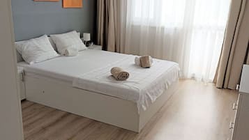 3 bedrooms, iron/ironing board, internet, bed sheets