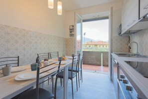 Huoneisto (2 Bedrooms) | Yksityinen keittiö | Jääkaappi, mikroaaltouuni, uuni, syöttötuoli
