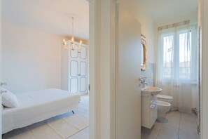 公寓 (2 Bedrooms) | 浴室 | 淋浴設備、坐浴桶、提供毛巾、番梘