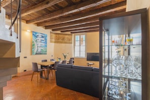 Apartment (3 Bedrooms) | Living area