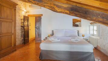 Apartment (3 Bedrooms) | 3 bedrooms, laptop workspace, iron/ironing board, bed sheets