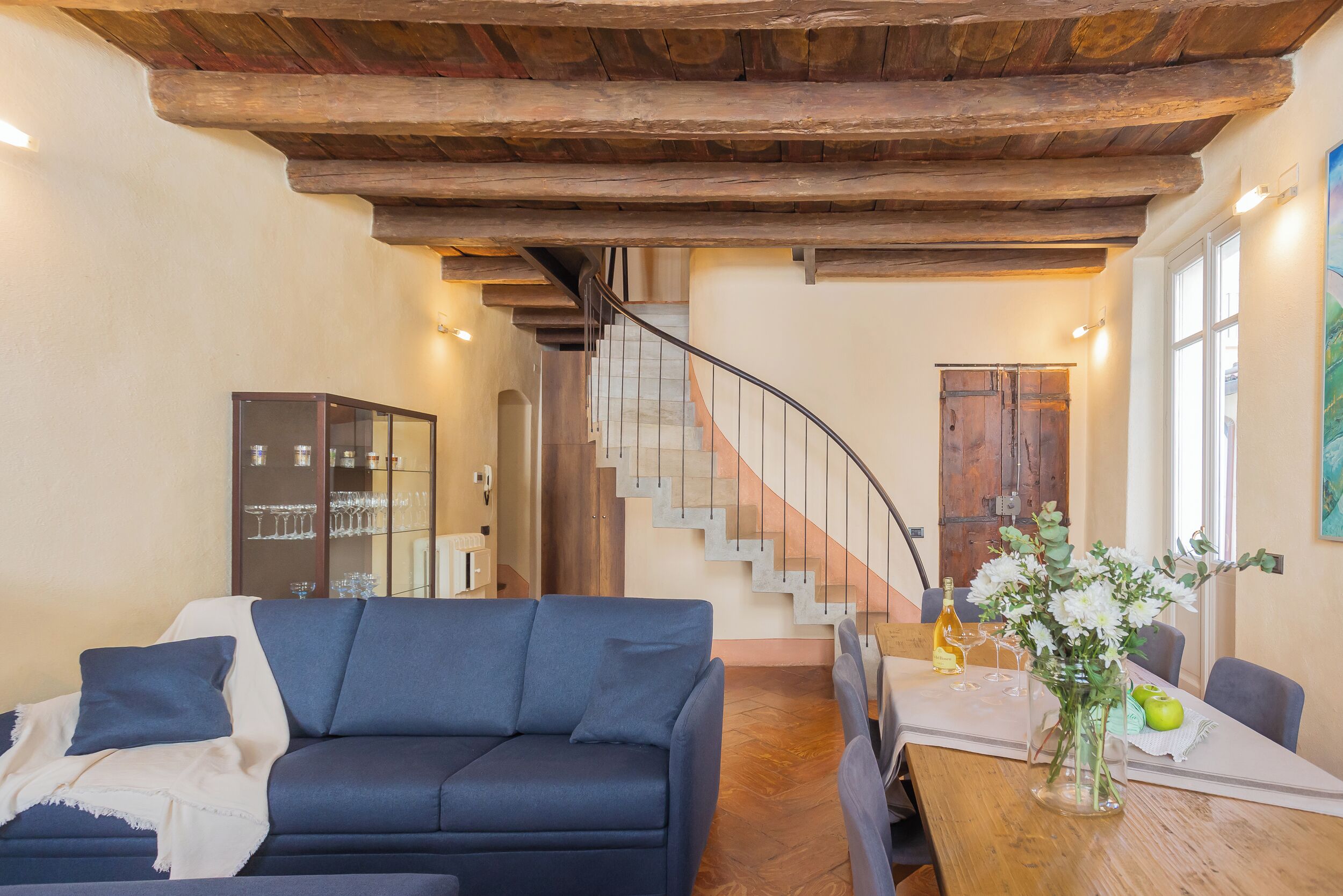 Appartamento (3 Bedrooms) | Area soggiorno | TV 32 pollici con canali via cavo