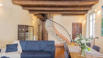Appartamento (3 Bedrooms) | Area soggiorno | TV 32 pollici con canali via cavo