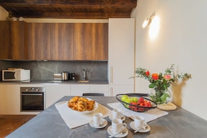 Apartment (3 Bedrooms) | Eigene Küche | Mikrowelle, Ofen, Espressomaschine, Wasserkocher