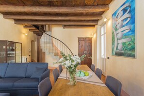 Apartment (3 Bedrooms) | Wohnbereich | 32-Zoll-Fernseher mit Kabelempfang
