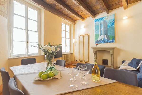 Apartment (3 Bedrooms) | Living area | 32-inch TV with cable channels - Antiche Mura by Rent all Como (Como)