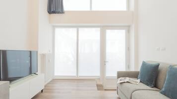 Apartemen (1 Bedroom) | Area keluarga | Televisi layar datar 32-inci dengan saluran TV satelit