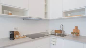Apartment (1 Bedroom) | Private kitchenette | Fridge, microwave, oven, espresso maker