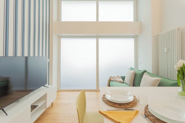 Apartment (1 Bedroom) | Wohnbereich | 32-Zoll-Smart-TV mit Kabelempfang