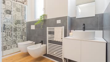 Appartement (1 Bedroom) | Badkamer | Een douche, een bidet, handdoeken, zeep