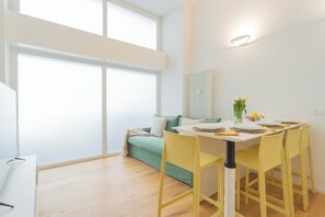 شقة (1 Bedroom) | منطقة المعيشة | تلفزيون ذكي بحجم 32-بوصة يعرض قنوات تلفزيونية باشتراك مدفوع