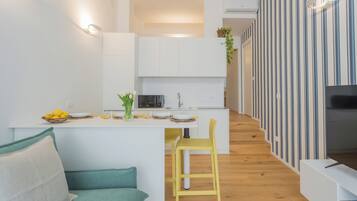 Appartement (1 Bedroom) | Woonruimte | Een 32-inch smart-tv met kabelzenders