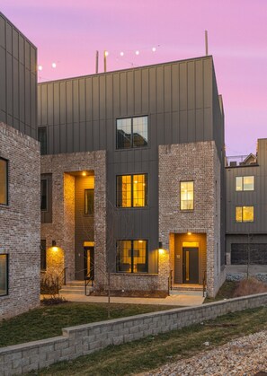 Exterior - 24K Escape - Rooftop Oasis, 3 Miles to Broadway, Walk to Restaurants! (Nashville)