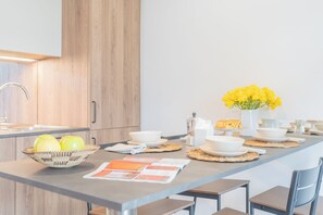 Departamento (1 Bedroom) | Cocina privada | Microondas, horno, cafetera de espresso y tetera eléctrica