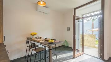 Departamento (1 Bedroom) | Área de sala de estar | Smart TV de 32 pulgadas con canales digitales