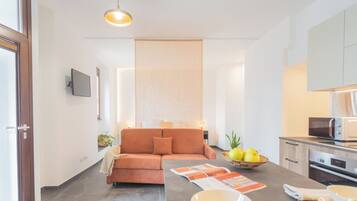 Departamento (1 Bedroom) | Área de sala de estar | Smart TV de 32 pulgadas con canales digitales