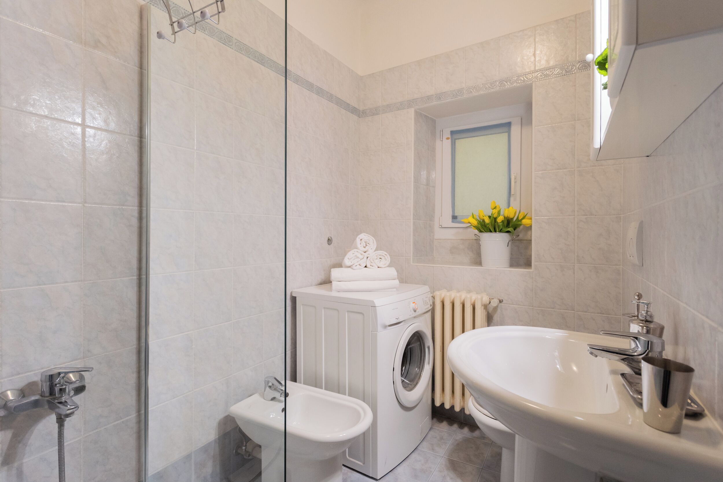 Ducha, bidet, toallas, jabón