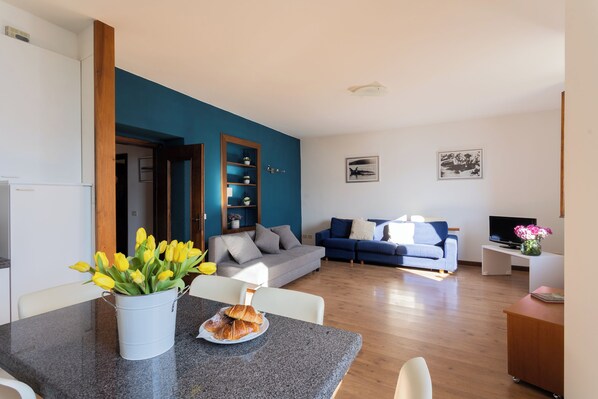 Apartment (2 Bedrooms) | Living area | 32-inch flat-screen TV with cable channels - Family Lake Apartment by Rent all Como (Tremezzina)