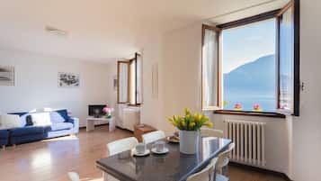 Apartamento (2 Bedrooms) | Zona de estar | Televisión de pantalla plana de 32 pulgadas con canales por cable
