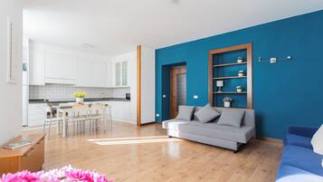 Departamento (2 Bedrooms) | Área de sala de estar | Televisión de pantalla plana de 32 pulgadas con canales por cable