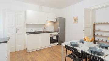 Apartemen (2 Bedrooms) | Area keluarga | Televisi layar datar 32-inci dengan saluran TV kabel