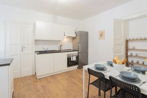 アパートメント (2 Bedrooms) | リビング エリア | 32 インチの薄型テレビ (ケーブル放送視聴可)