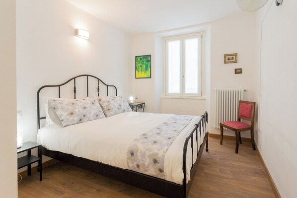 Apartment (2 Bedrooms) | 2 bedrooms, iron/ironing board, bed sheets - Da Pia in Historycal Como City Centre by Rent all Como (Como)