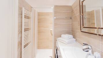 Apartemen (2 Bedrooms) | Kamar mandi | Shower, kloset, handuk, dan sabun