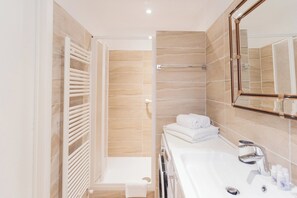 アパートメント (2 Bedrooms) | バスルーム | シャワー、ビデ、タオル、石鹸