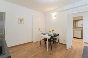Appartement (2 Bedrooms) | Coin cuisine privé | Four, machine à expresso, bouilloire électrique, chaise haute