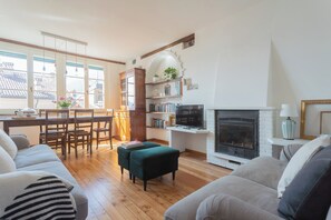 Leilighet (3 Bedrooms) | Oppholdsområde | En 32-tommers smart-TV med digitale kanaler