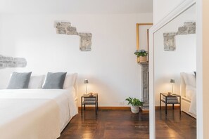 Leilighet (3 Bedrooms) | 3 soverom, skrivebord for bærbar PC, strykejern/-brett og barnesenger