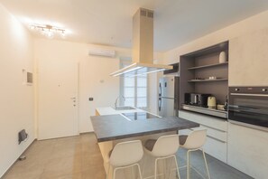Apartment (1 Bedroom) | Dapur peribadi | Ketuhar gelombang mikro, ketuhar, pembancuh kopi espreso 