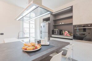 Appartamento (1 Bedroom) | Cucina privata | Microonde, forno, macchina per caffè espresso, bollitore elettrico