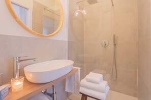 아파트 (1 Bedroom) | 욕실 | 샤워 시설, 비데, 타월, 화장지