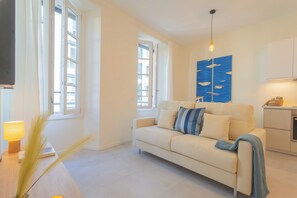 Appartement (1 Bedroom) | Coin séjour | Télévision à écran plat de 32 pouces avec chaînes par câble