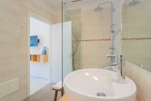 Apartment (Enchanted Como Lake - Apartment 2) | Bathroom | Shower, bidet, towels, soap - Enchanted Como Lake - Tremezzo Apartments by Rent all Como (Tremezzina)