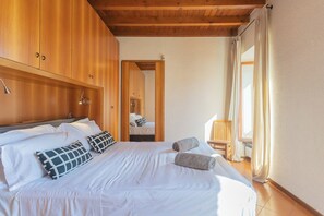 Apartment (1 Bedroom) | 1 bedroom, iron/ironing board, bed sheets