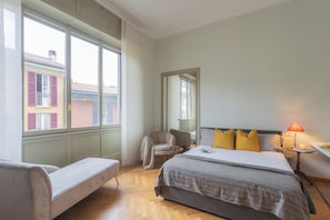 1 habitación, tabla de planchar con plancha, cunas y ropa de cama 