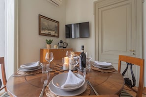 Apartment (1 Bedroom) | Wohnbereich | 32-Zoll-Smart-TV mit Digitalempfang