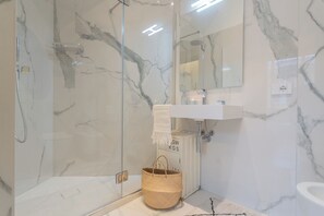 Apartment (1 Bedroom) | Bathroom | Shower, bidet, towels, soap - Garibaldi's Balcony by Rent all Como (Como)