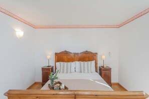 Villa (2 Bedrooms) | 2 sovrum, arbetsyta för laptop, strykjärn/strykbräda och barnsängar