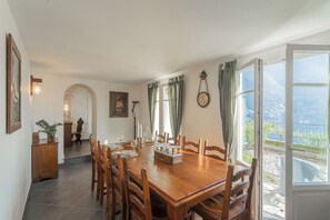 فيلا (2 Bedrooms) | غرفة لتناول الطعام