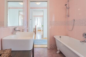 Villa (2 Bedrooms) | Bathroom | Bidet - Giuliano's House - Amazing Lake View by Rent all Como (Laglio)
