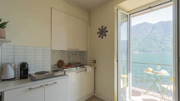 apartman (1 Bedroom) | Privát konyha | Mikrohullámú sütő, kávéfőző, elektromos vízforraló és etetőszék